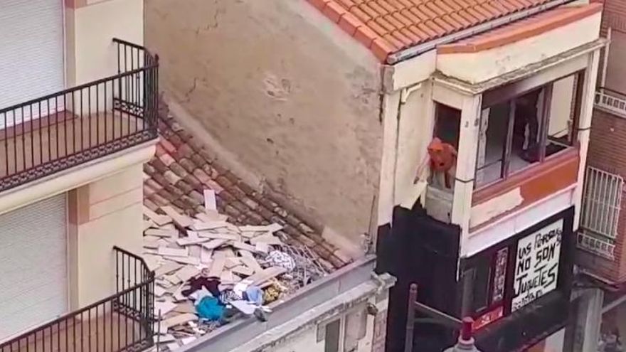 El hombre que destruyó el belén de Calahorra destroza ahora su propia casa lanzando escombros por la ventana