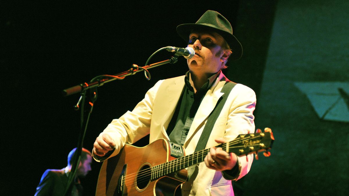 Luke Haines, músico y escritor: “La gente joven no parece dispuesta a enarbolar o presumir de su rareza, y quizá les iría mejor si hicieran lo contrario”