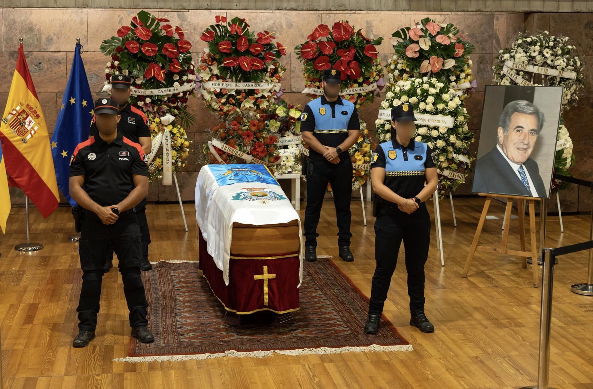 El féretro del fallecido expresidente de Canarias Manuel Hermoso Rojas, en la capilla ardiente instalada en la sede de la Presidencia del Gobierno de canarias en Santa Cruz de Tenerife.