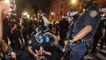 La policía de Nueva York detiene a un manifestante durante las protestas contra el racismo y la violencia policial el pasado 4 de junio