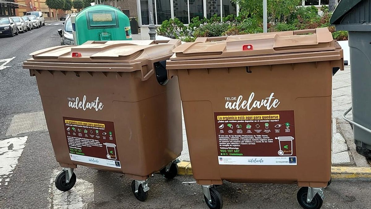 Contenedores marrones destinados a los residuos orgánicos, en Telde.