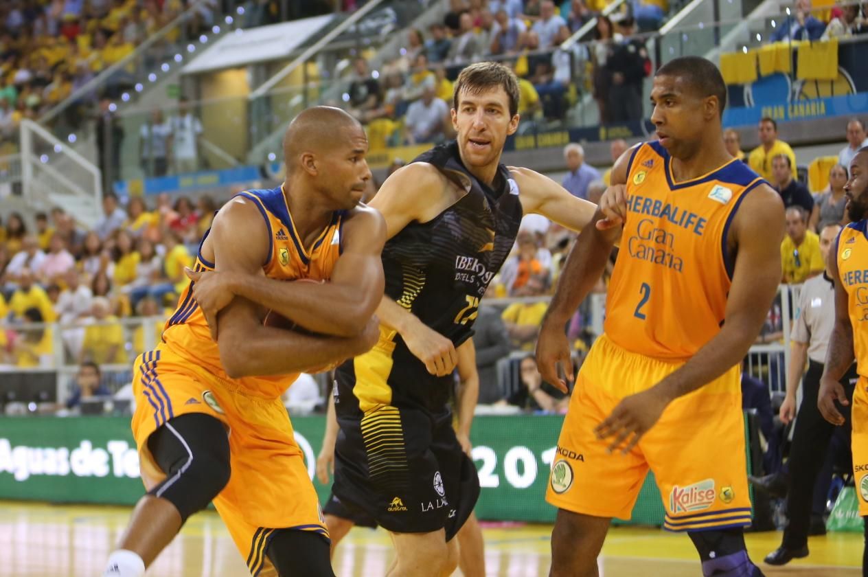 Imágenes del encuentro entre Herbalife Gran Canaria - Iberostar Tenerife. Alejandro Ramos.
