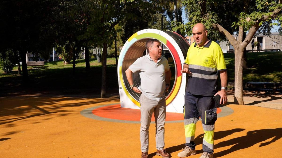 El delegado de Infraestructuras, Miguel Ruiz Madruga, en un parque infantil de caucho.