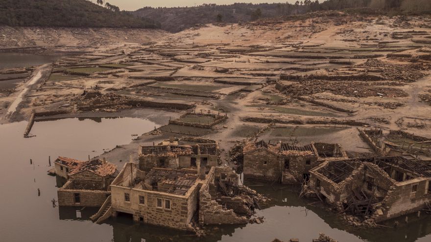 Imagen tomada con un dron del antiguo pueblo de Aceredo, en Lobios, que quedó sepultado en la década de los noventa por las aguas del embalse de Lindoso y que en los últimos meses ha vuelto a emerger debido a la sequía. EFE/Brais Lorenzo