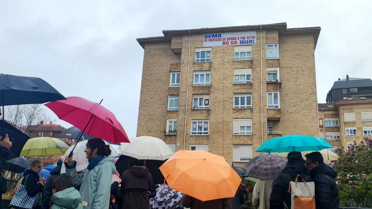 Vecinos de Puertochico protestan contra la apertura de un McDonal's en el mercado y por la libertad de expresión