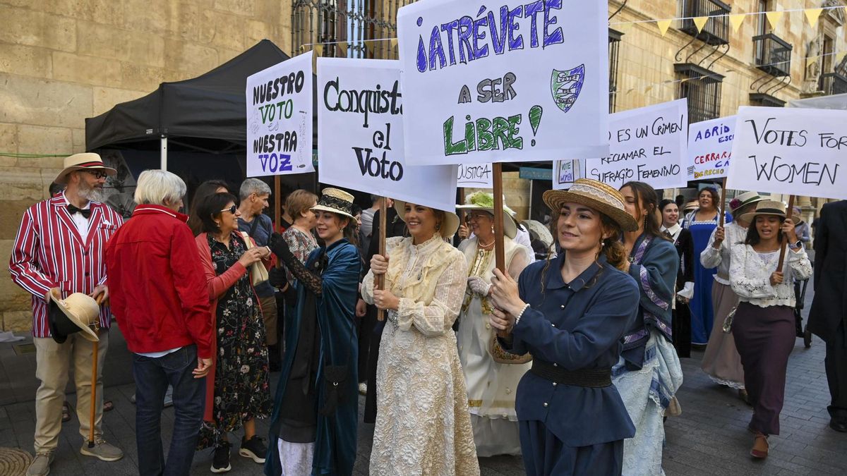 León revive la lucha por el derecho al voto de la mujer con una marcha histórica en su Feria Modernista