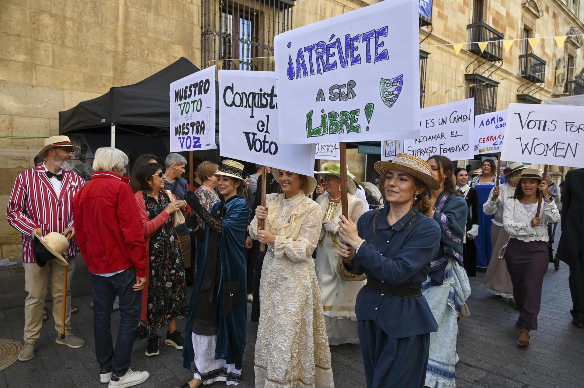 Recreación de una protesta feminista por la conquista del voto femenino durante la celebración de la Feria Modernista de León.