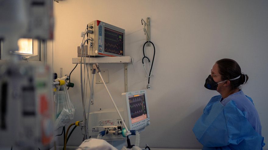Una enfermera trabaja en la Unidad de Cuidados Intensivos (UCI) del Hospital Centenario, el 23 de marzo de 2021, en Sao Leopoldo (Brasil). EFE/ Daniel Marenco