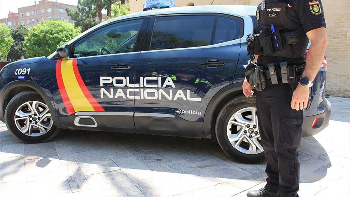Archivo - Imagen de archivo de un agente de la Policía Nacional .