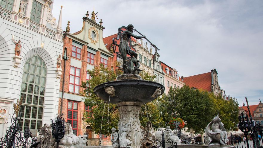 La Fuente de Neptuno adorna la Plaza del Mercado Largo.