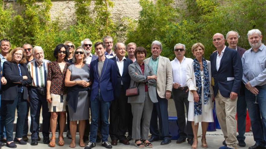 El fundador de Anagrama, Jorge Herralde (6d), y el editor italiano Carlo Feltrinell (3d) durante el acto de homenaje por los 50 años de la editorial, celebrado este jueves en Barcelona donde ha confesado, ante editores y autores que "la edición es el oficio más bonito del mundo".