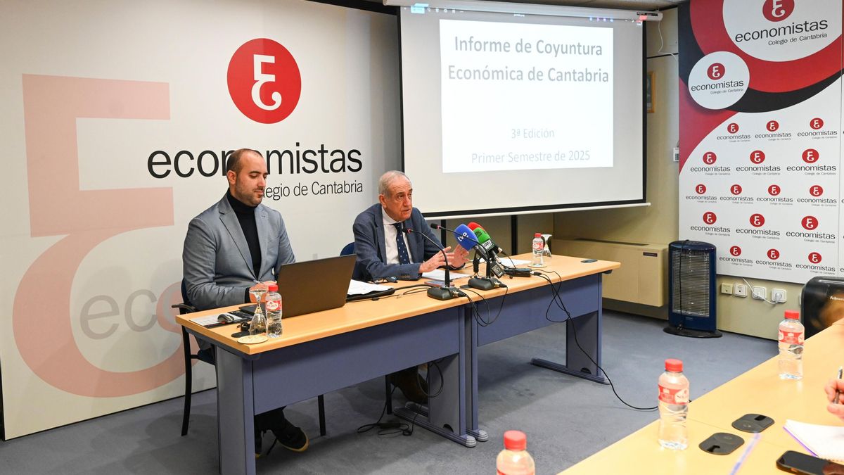 El presidente del Colegio de Economistas de Cantabria, Fernando García (derecha), y el profesor del Departamento de Economía de la UC Marcos Fernández, uno de los autores del III Informe de Coyuntura Económica de Cantabria