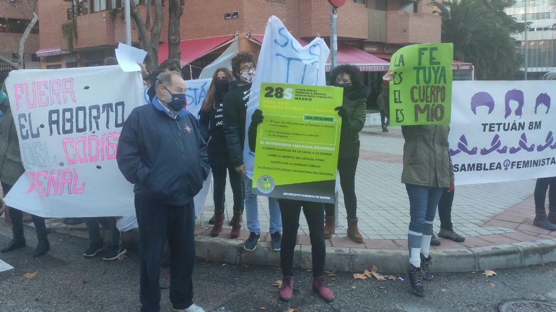 Guerra de posiciones a primera hora de la mañana. Activistas feministas se ponen delante de grupo antielección