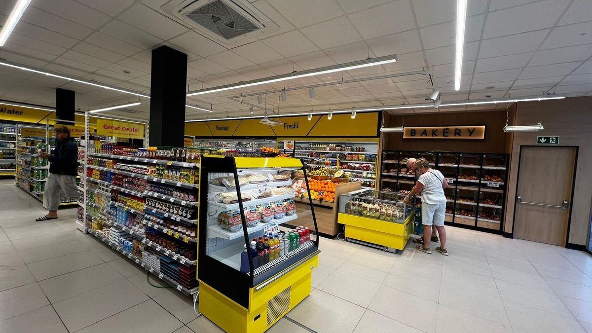 HiperDino invierte cerca de 1 millón de euros en su tienda Express el Cotillo, que amplía su superficie comercial y renueva sus instalaciones
