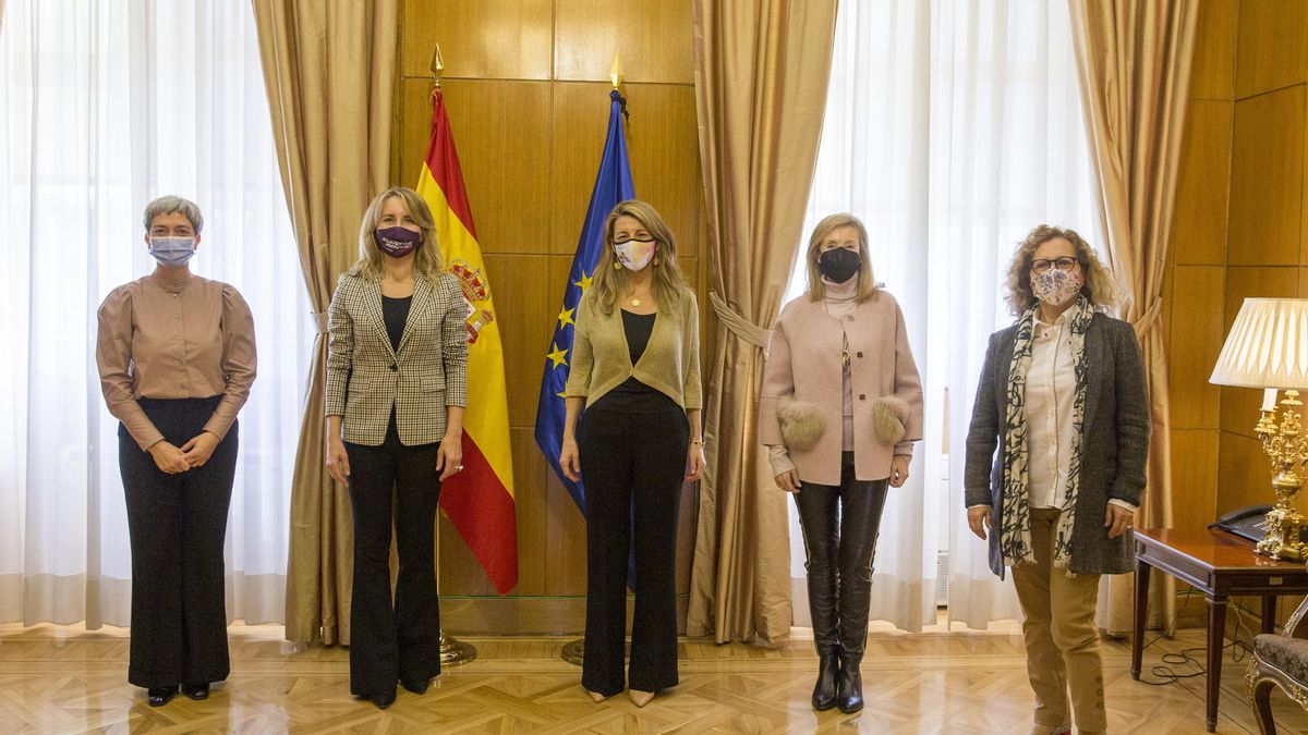 La presidenta de FEDEPE, Ana Bujaldón, acompañada por Carmen Sarmiento y Elsa González, miembros de la Junta Directiva de la Federación Española de Mujeres Directivas, Ejecutivas y Empresarias (FEDEPE), se reúnen con Yolanda Díaz, ministra de Trabajo