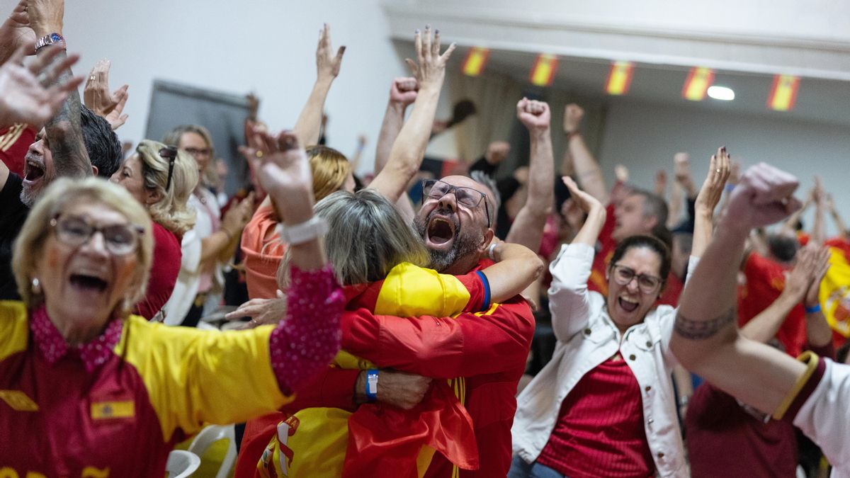 Aficionados de España celebran el triunfo durante la transmisión de la final del Mundial de la FIFA 2026 entre España y Argentina este domingo, en la Casa de España en São Paulo (Brasil).