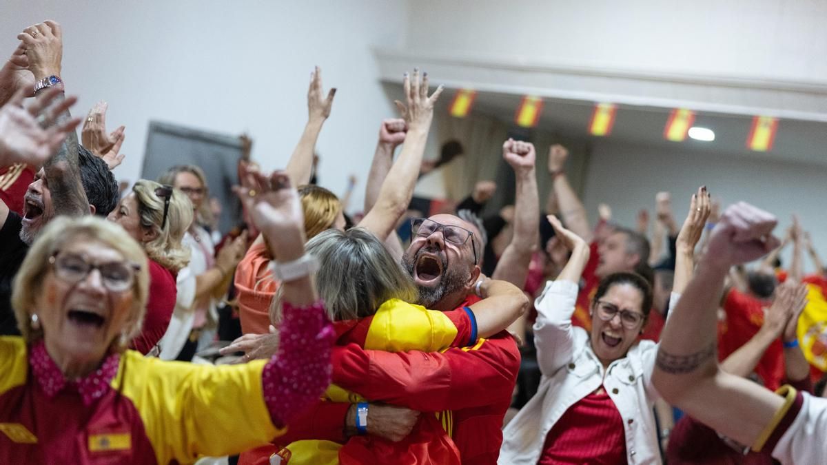 Aficionados de España celebran el triunfo durante la transmisión de la final del Mundial de la FIFA 2026 entre España y Argentina este domingo, en la Casa de España en São Paulo (Brasil).