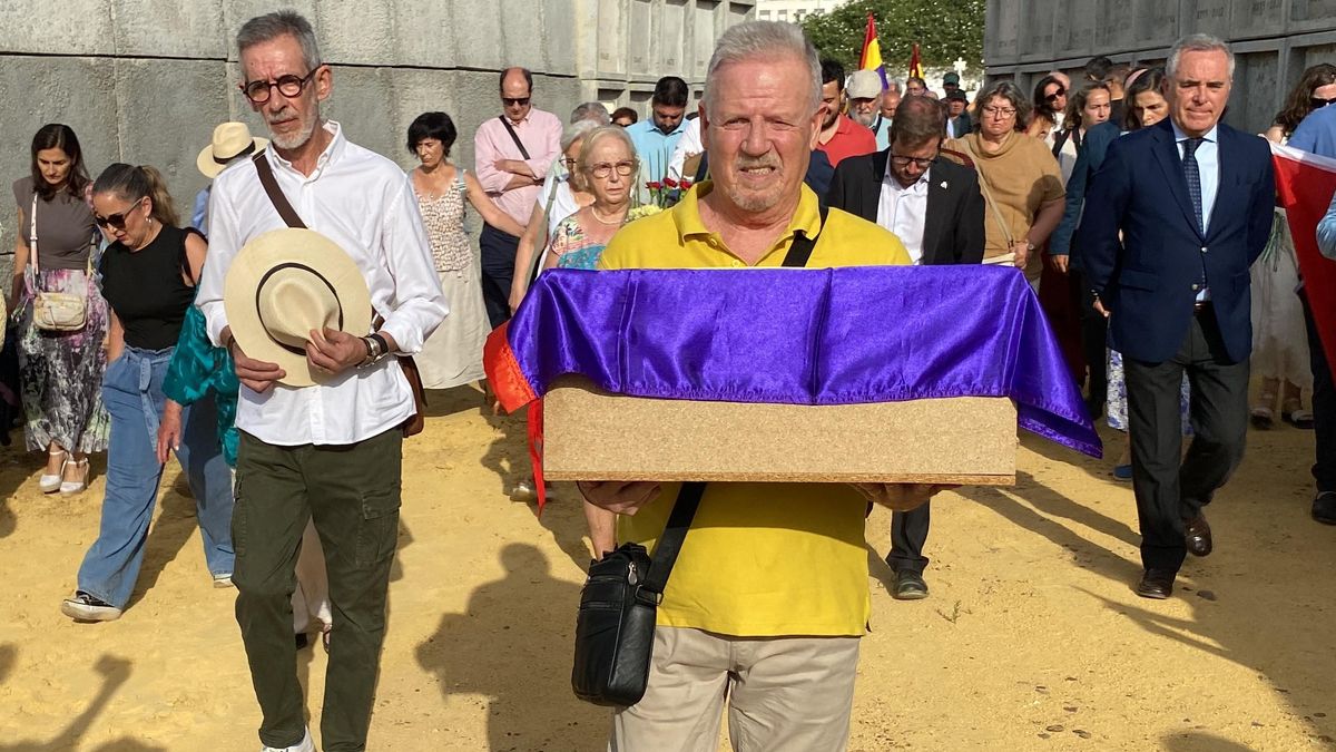 Fernando Sarmiento, nieto de José León Trejo, lleva los restos de su abuelo.