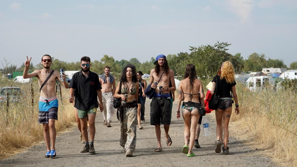 La rave ilegal de La Granja encara su recta final con la salida de los primeros de vehículos