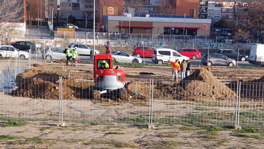 Vecinos de Latina contra el cantón de limpieza que Almeida quiere instalar en suelo deportivo: "Estamos indefensos"