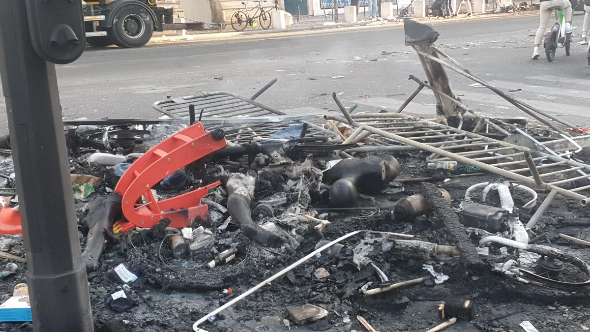 Vista de los destrozos registrados en el centro de París este domingo.
