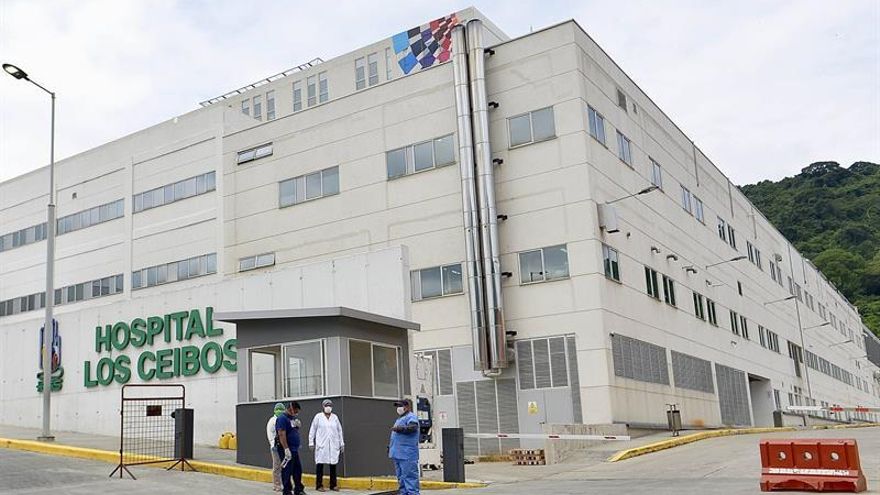 Fotografía tomada el pasado 5 de junio en la que se registró la entrada al hospital Los Ceibos de Guayaquil (Ecuador), donde la Fiscalía investiga la compra con sobreprecio de bolsas para cadáveres a 148 dólares, en lugar de los 12 que suelen costar en el mercado.