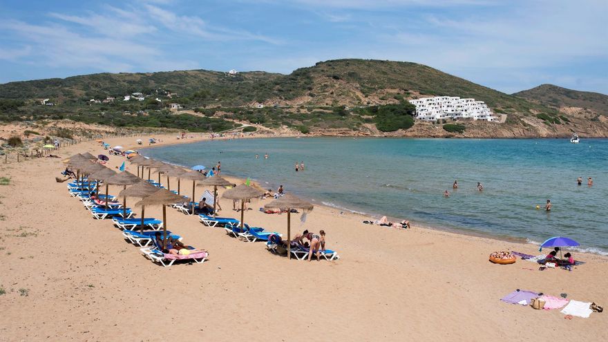 Turistas disfrutan en la cala Tirant en el litoral norte de Menorca