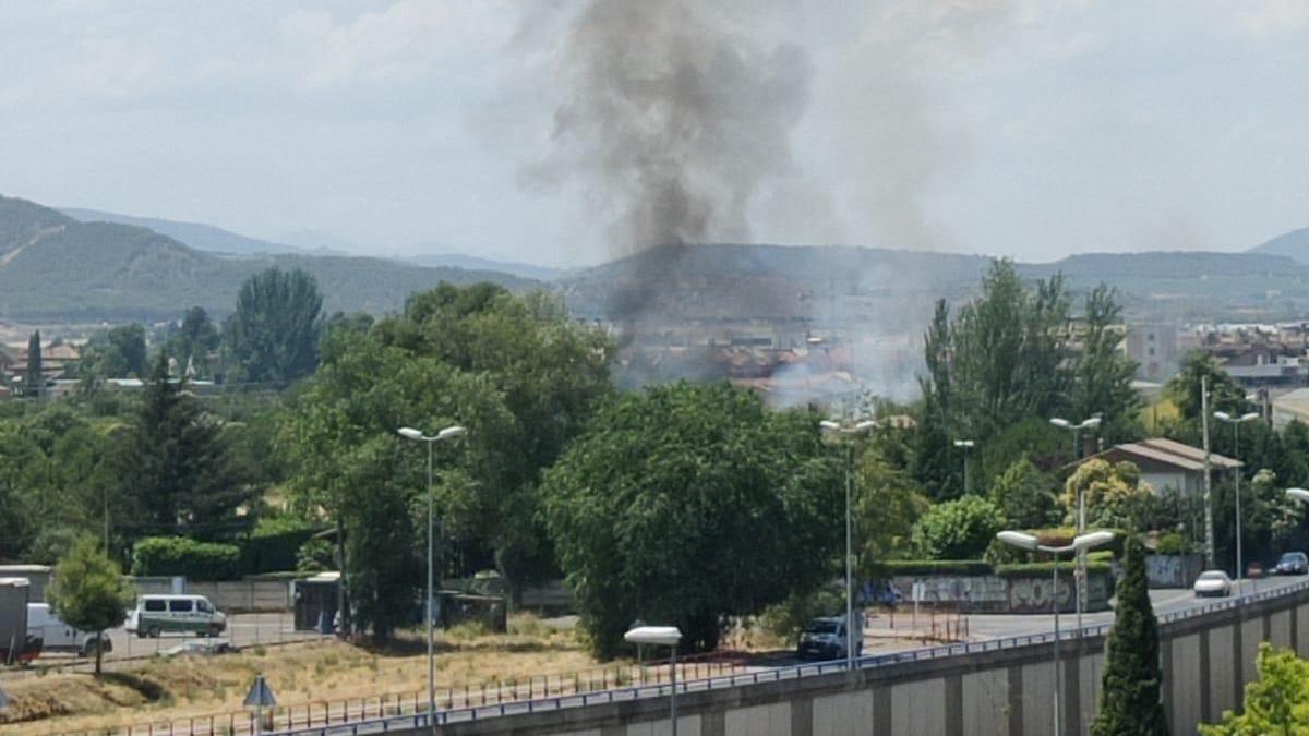 Nuevo incendio en Logroño: los Bomberos trabajan en un fuego en un finca de Calleja Vieja