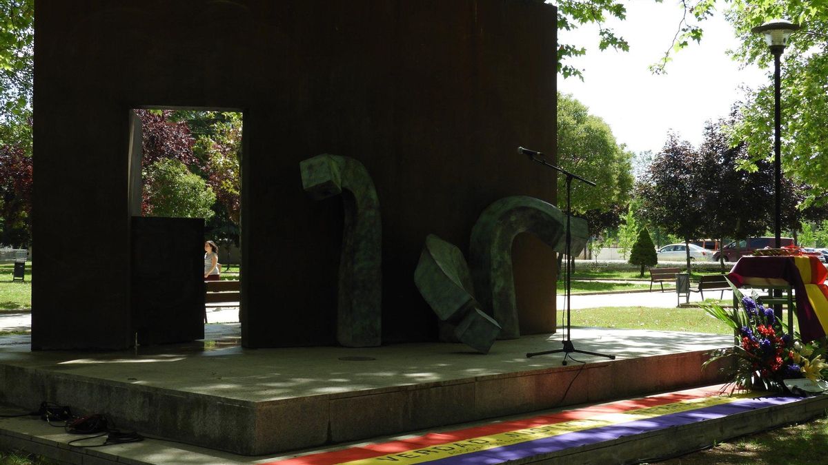 Acto del 14 de abril en el monumento de La Carcavilla, en Palencia. Imagen de archivo.