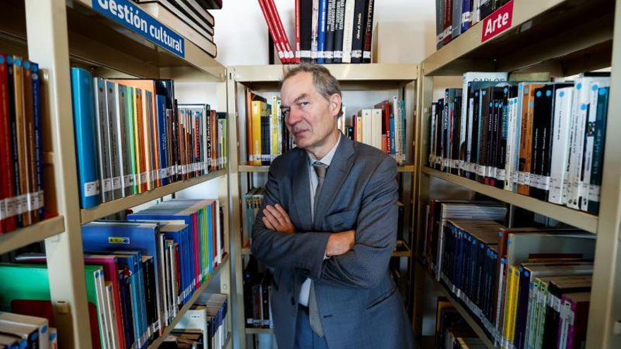 El escritor español Ignacio Vidal-Folch posa en entrevista con Efe ayer jueves, en Ciudad de México (México).