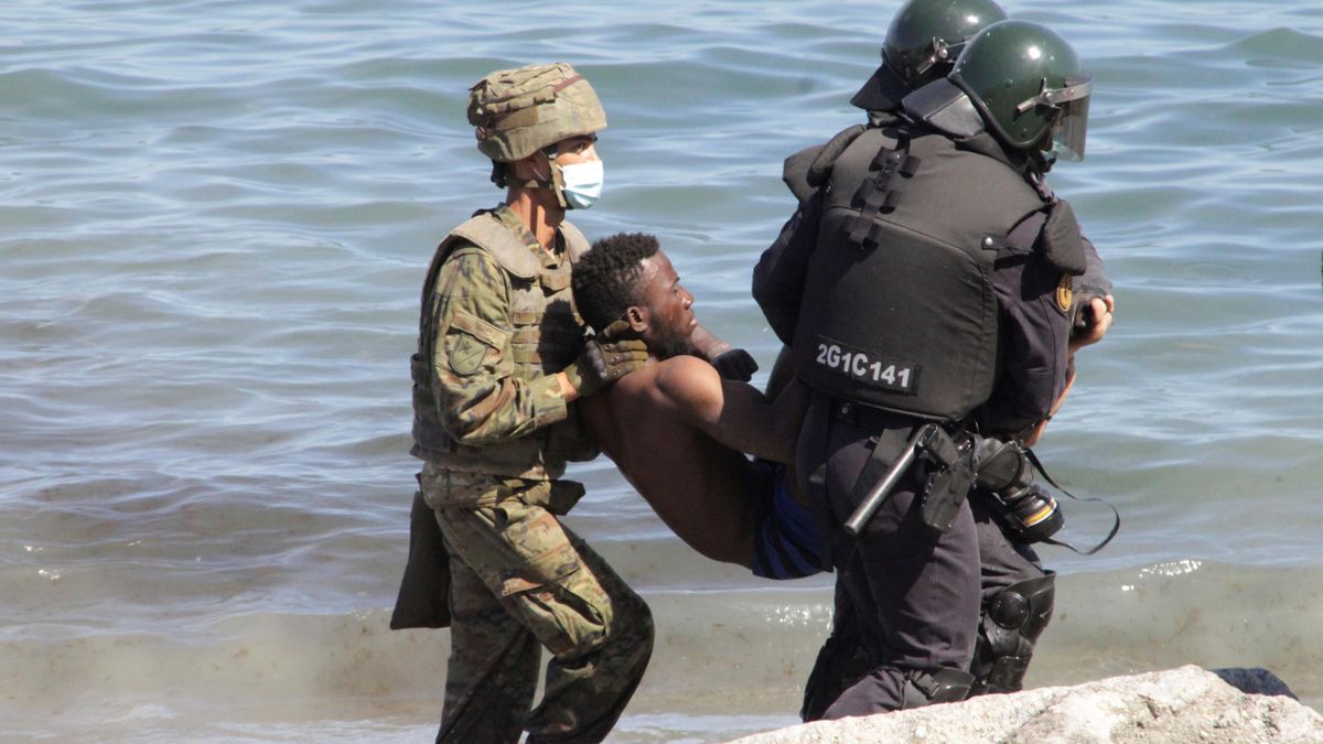 La Guardia Civil frena las devoluciones de migrantes llegados por mar a Ceuta tras el fallo del Supremo: “Habrá que aceptarlo”