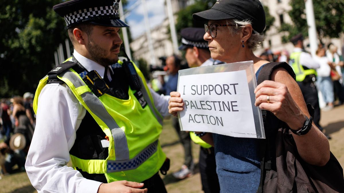 Una mujer con un cartel en la protesta de Palestine Action en Londres el 9 de agosto de 2025