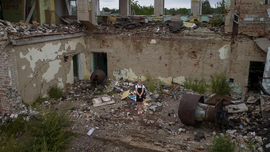 Anastasia Avramenko, de 13 años, entre los escombros de su antigua aula, en la misma posición en la que estaba su pupitre antes de que la Escuela  21 de Chernígov.