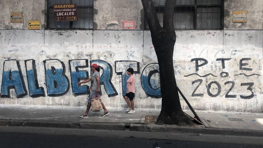 En la previa de la Asamblea Legislativa, Congreso amaneció con afiches y pintadas de "Alberto 2023"