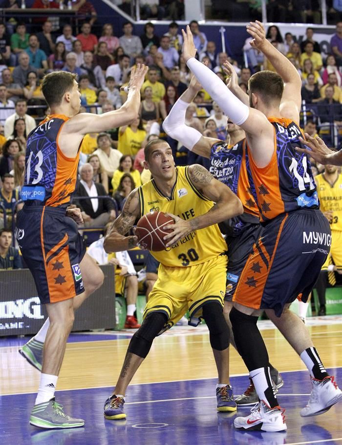 Nacho Martín haciéndose un hueco entre la defensa del Valencia. EFE/Elvira Urquijo A.