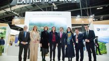 El presidente de la Junta, Guillermo Fernández Vara; y la Ministra de Industria, Comercio y Turismo, Reyes Maroto; han visitado el stand de Extremadura