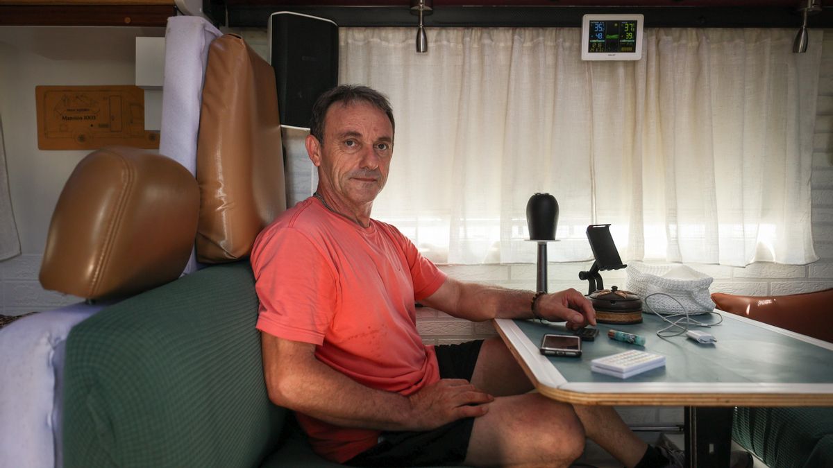 Es uno de los empleados de un hotel de lujo de una veintena que se ha visto obligado a residir en caravanas.