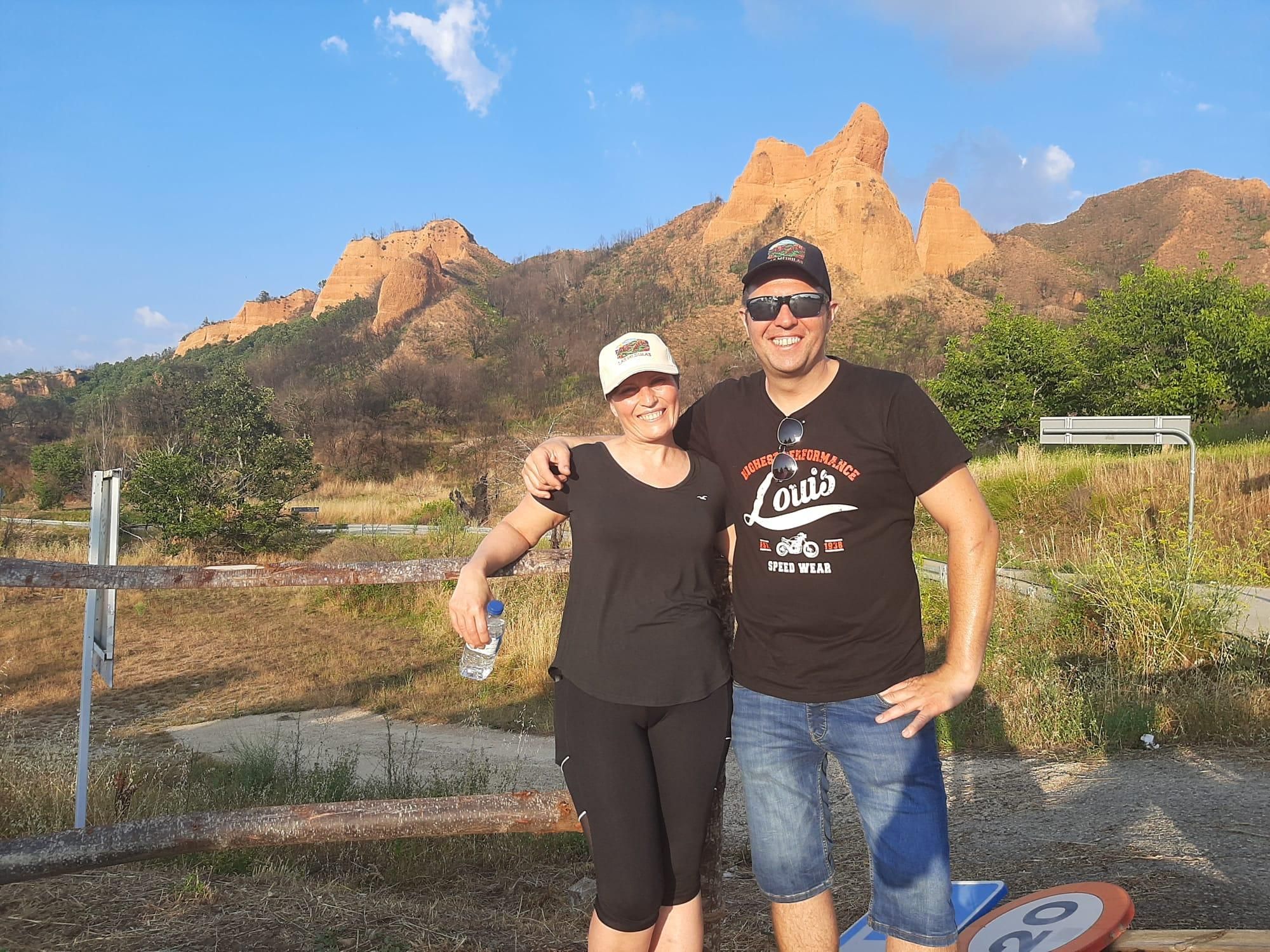 Vanesa Pampín y Roberto Lado, en el aparcamiento de Las Médulas, tras visitar el paraje. 