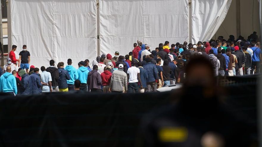 Huelgas, frustración y miles de historias: Las Raíces, el mayor campamento de acogida de Canarias al que entrará el Papa
