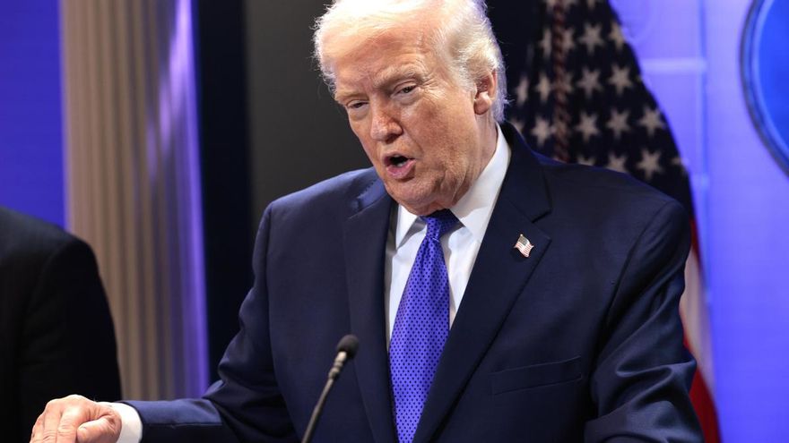 El presidente de Estados Unidos, Donald J. Trump (centro), en la sala de prensa de la Casa Blanca en Washington, DC, EE. UU., el 20 de febrero de 2026. EFE/SHAWN THEW