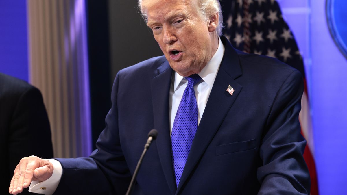 Trump amenaza con "aranceles mucho más elevados" a los países que "se anden con juegos" tras el varapalo del Supremo