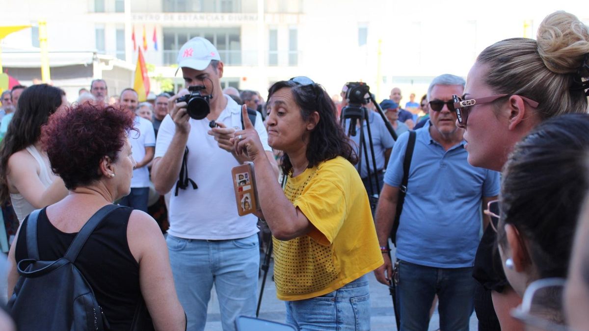 Uno de los momentos de tensión en la concentración, que ha obligado a la Guardia Civil a escoltar a una mujer fuera de la plaza