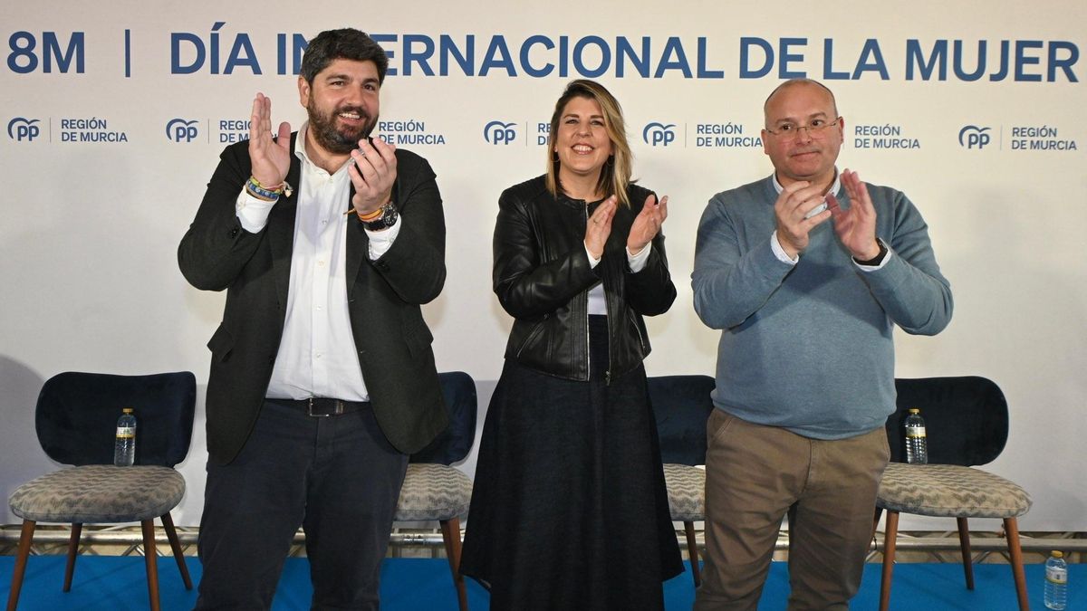 El secretario general del PP Miguel Tellado este domingo en Murcia junto al presidente autonómico.