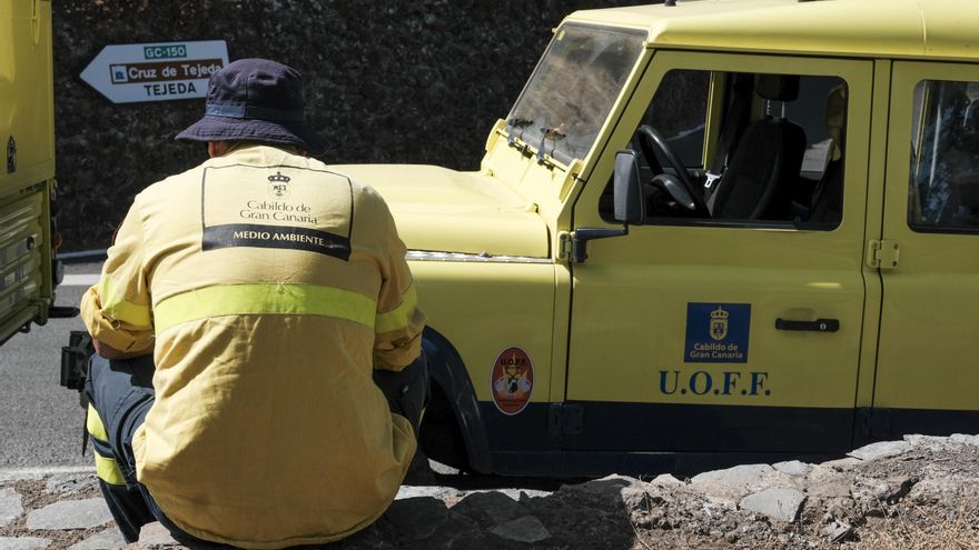 Agente de Medio Ambiente junto a su vehículo en la cumbre de Gran Canaria.