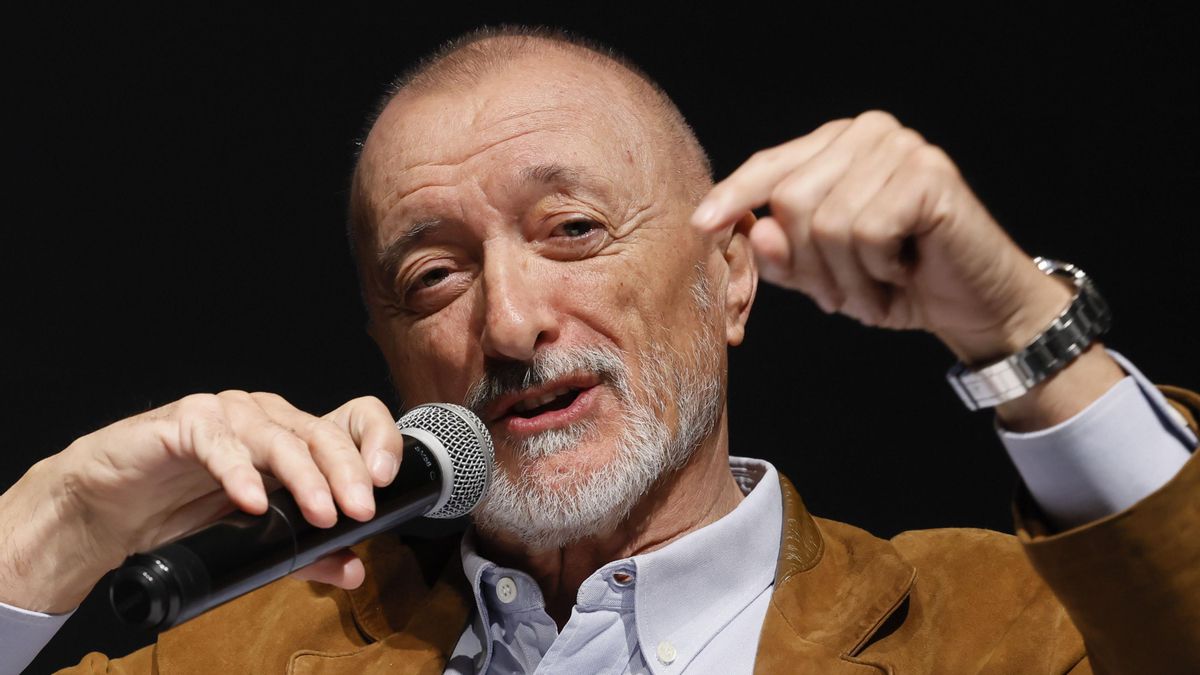 Pérez-Reverte culpa del aplazamiento de la jornada sobre la guerra civil a Pablo Iglesias, al que reta a acudir al ciclo