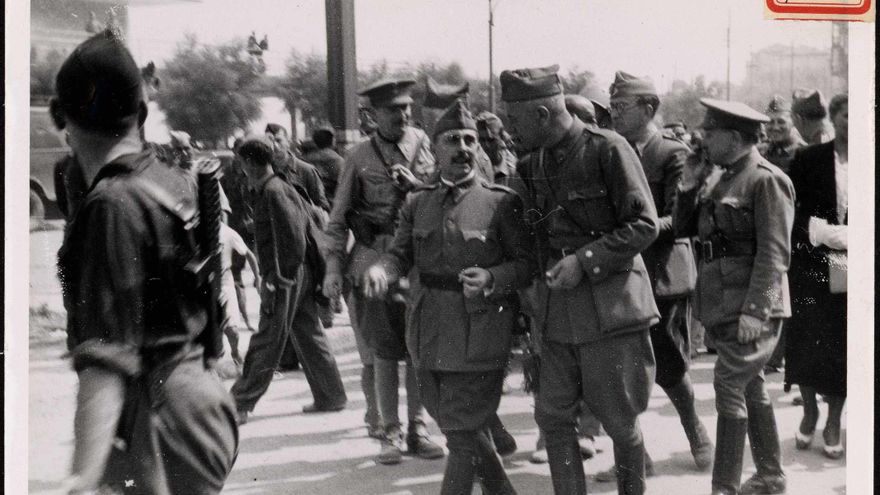 "El general Dávila recorriendo la población de Santander". 27 de agosto de 1937.