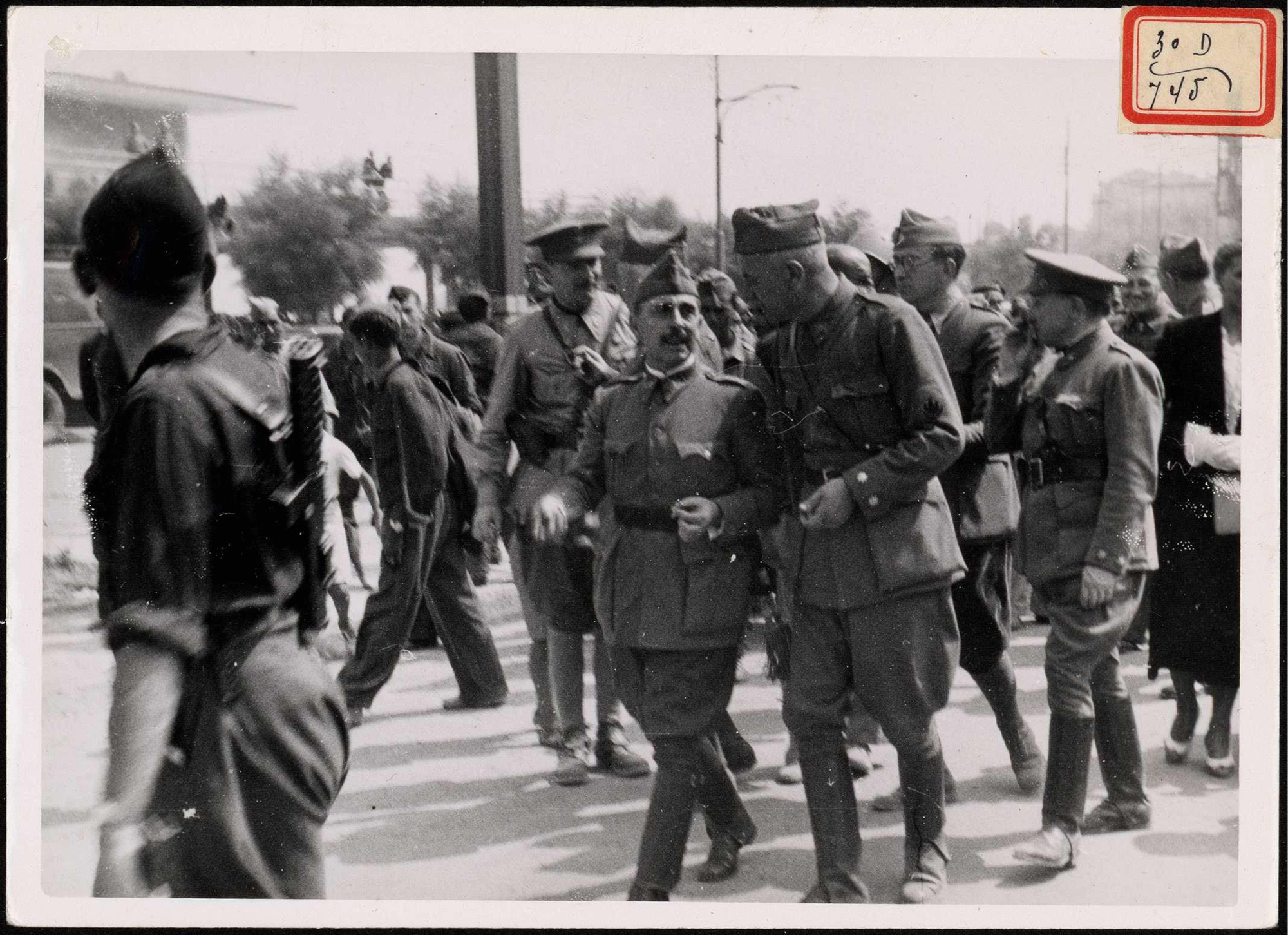 "El general Dávila recorriendo la población de Santander". 27 de agosto de 1937 | Biblioteca Nacional de España
