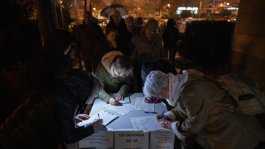 Recogida de firmas en la concentración en defensa de la sanidad pública en las puertas del centro de salud Marqués de Valdavia, Alcobendas.