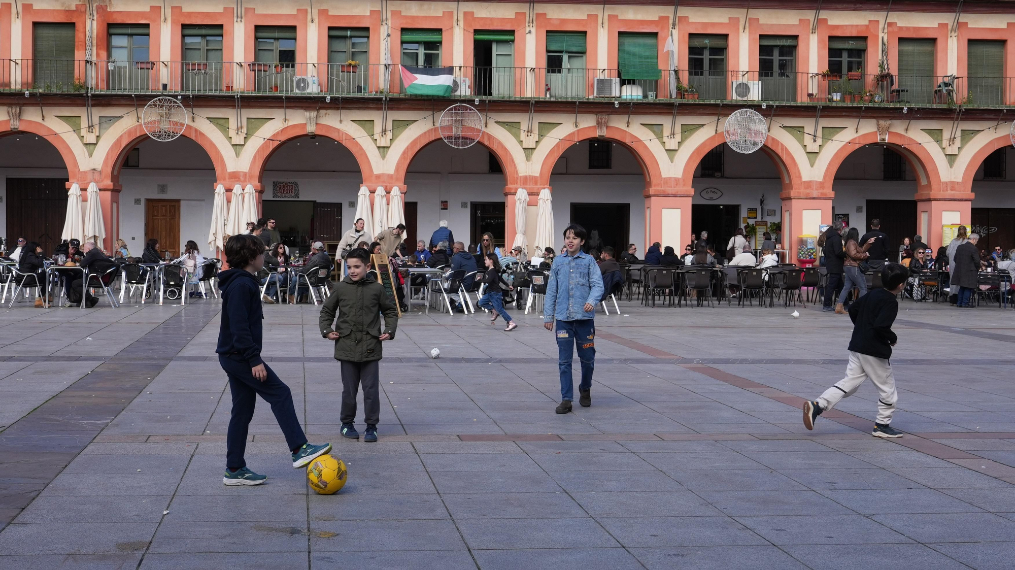 Los cordobeses se echan a la calle en este domingo de sol