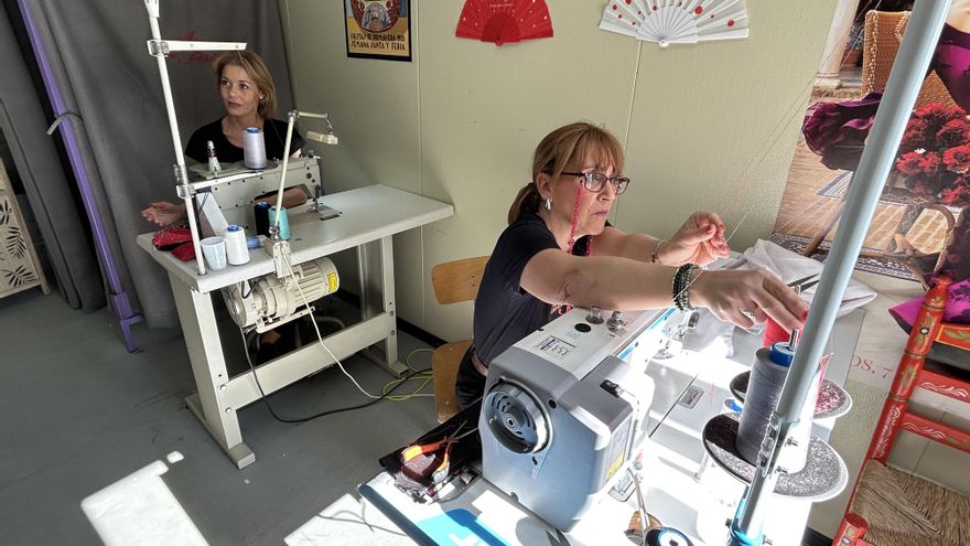 La caseta de la Feria de Abril en la que no se bebe, no se come ni se baila, solo se cose